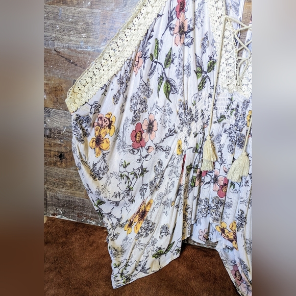 Coco & Jaimeson Floral Cold Shoulder W Ties And Crochet Trim - Picture 2 of 16